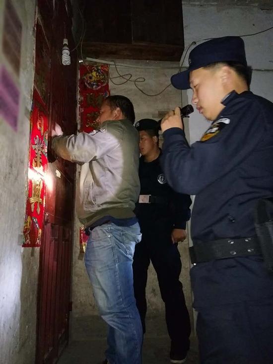 九江粗心妈妈误将幼女锁家中 民警全城寻开锁师傅开门